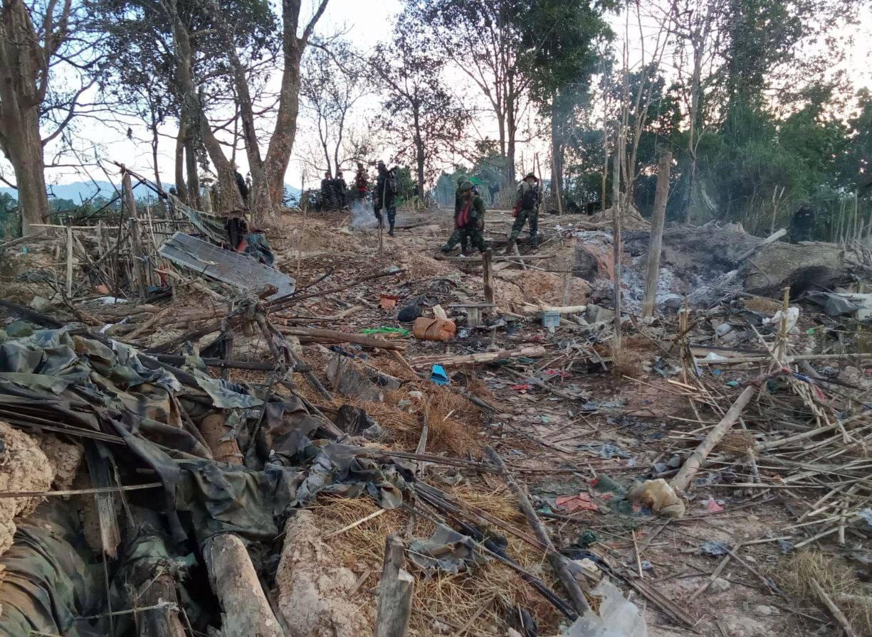 (စစ်တပ်စခန်းမှ သိမ်းဆည်းရရှိသောလက်နက်ခဲယမ်းများ။ဓါတ်ပုံ- BPLA ၊ ရဲဘော်တင်ဦး)