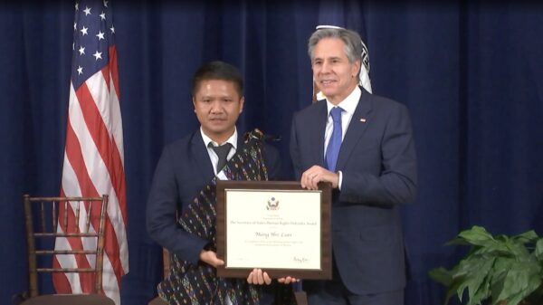 (အမေရိကန်နိုင်ငံခြားရေးဝန်ကြီးက ချင်းလူ့အခွင့်အရေးတက်ကြွလှုပ်ရှားသူ ဆလိုင်းမာန်ဒရေလျန်ကို ဂုဏ်ပြုပေးအပ်လွှာချီးမြှင့်နေစဥ်၊ ၂၀၂၄ ခုနှစ် လူ့အခွင့်အရေးကာကွယ်သူရရှိသူများ။ ဓာတ်ပုံ - US State Department)
