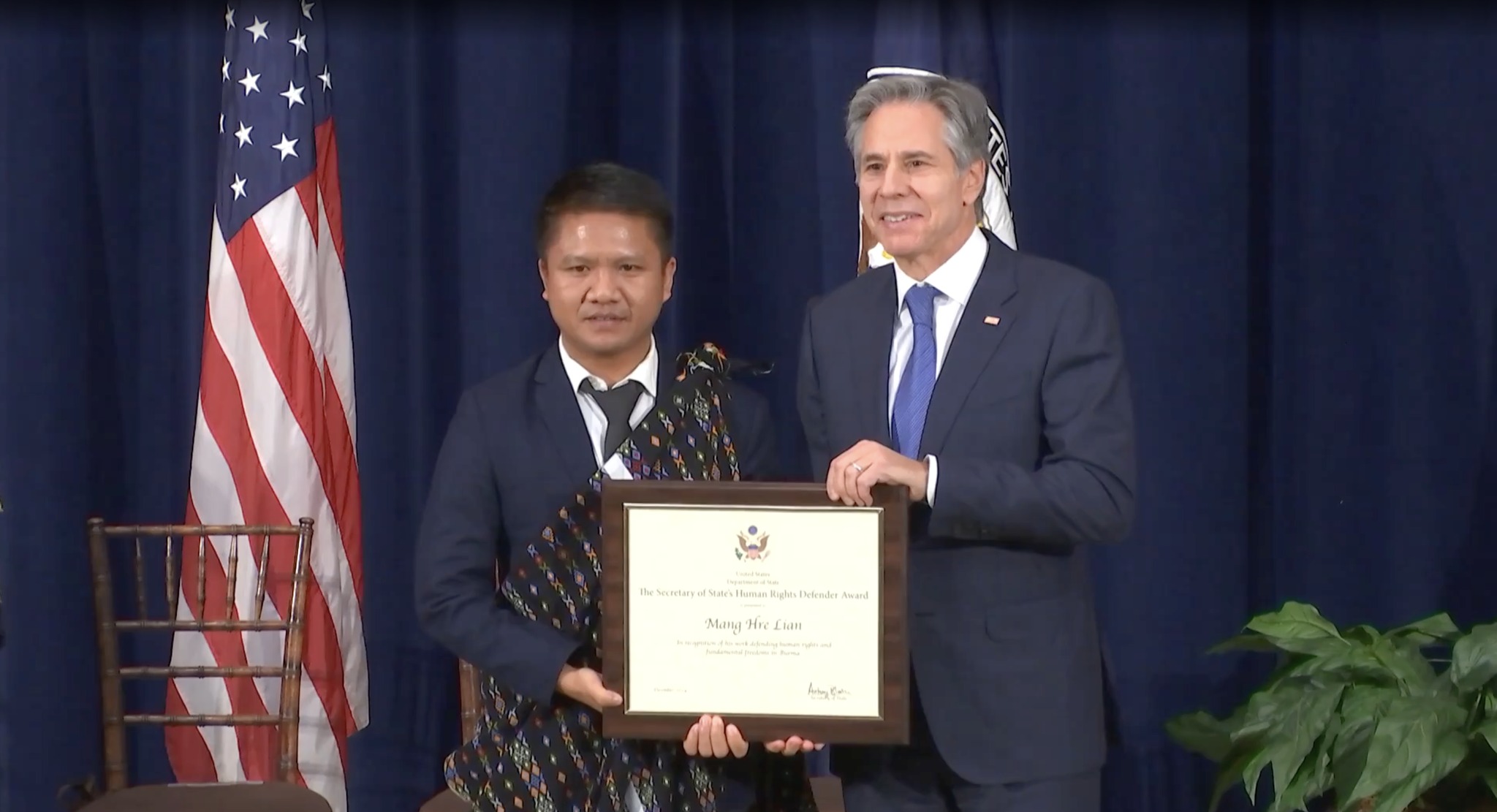 (အမေရိကန်နိုင်ငံခြားရေးဝန်ကြီးက ချင်းလူ့အခွင့်အရေးတက်ကြွလှုပ်ရှားသူ ဆလိုင်းမာန်ဒရေလျန်ကို ဂုဏ်ပြုပေးအပ်လွှာချီးမြှင့်နေစဥ်၊ ၂၀၂၄ ခုနှစ် လူ့အခွင့်အရေးကာကွယ်သူရရှိသူများ။ ဓာတ်ပုံ - US State Department)