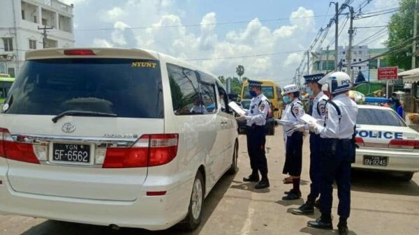 (ရန်ကုန်မြို့၌ စစ်ကောင်စီလက်အောက်ခံယာဉ်ထိန်းရဲများအား တွေ့ရစဉ်။ ပုံအဟောင်းအသူံးပြုထားပါသည်)