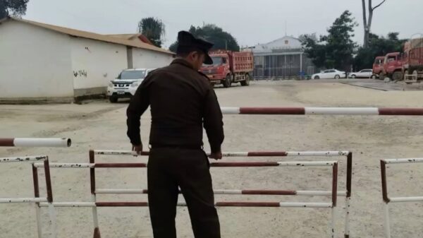 (KIO မှ အရာရှိများက နယ်စပ်ဂိတ်ကိုပြန်ဖွင့်စဥ်။ ဓါတ်ပုံ-File Photo)