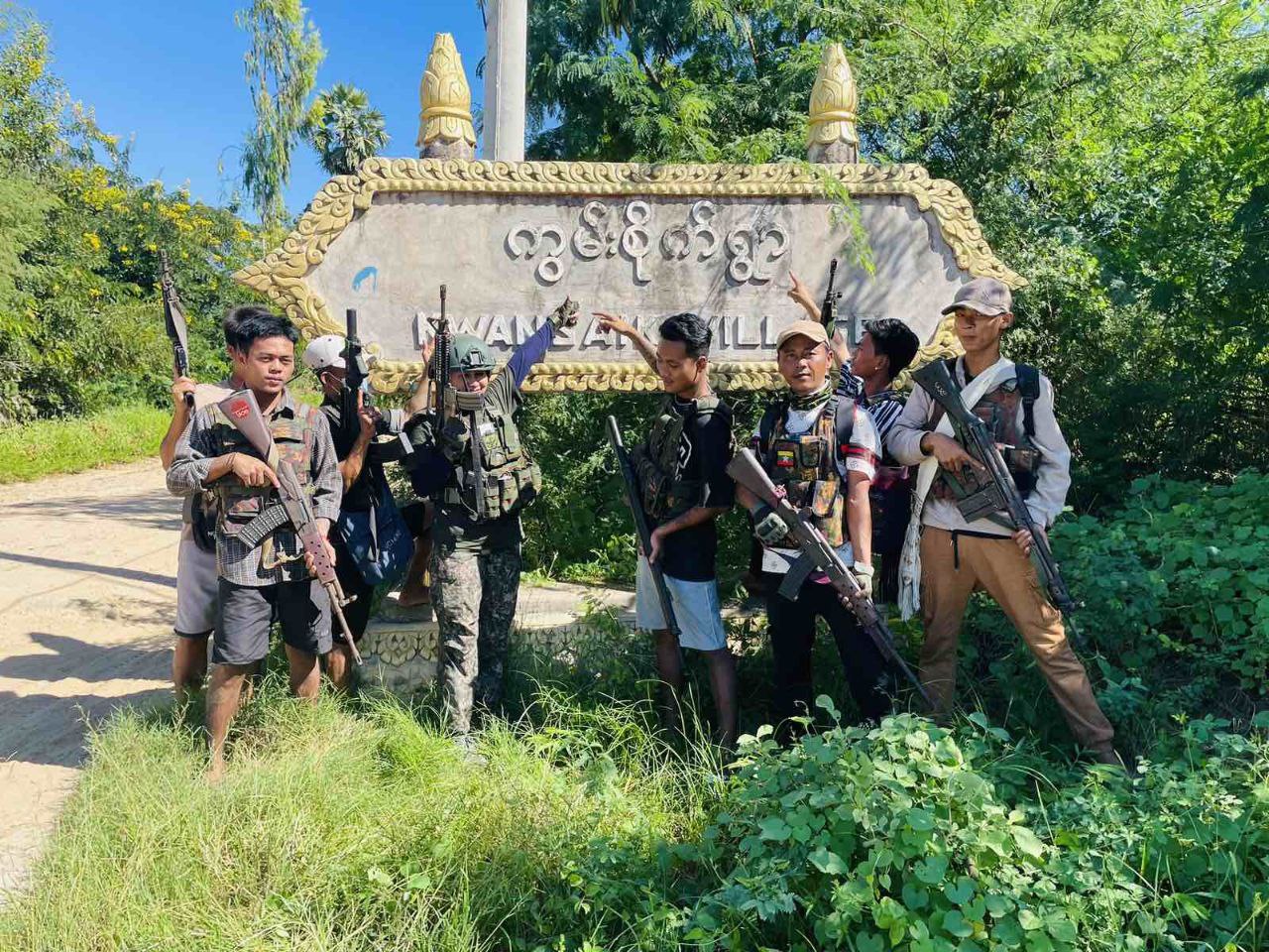 စစ်တပ်လက်ဝေခံ ဒေါ်သီတာယုမွန်ဦးစီးတဲ့ ပျုစောထီးအဖွဲ့ မြင်းခြံနယ် ၊ကွမ်းစိုက်ရွာကို စီးနင်းပြီးနောက်တွေ့ရပုံ