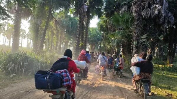 (ထွက်ပြေးတိမ်းရှောင်လာသော ပြည်သူများအား တွေ့ရစဥ်။ဓာတ်ပုံ-ချင်းတွင်းမြစ်ကမ်းဘေးကျေးရွာများသပိတ်ကော်မတီ၊ Chaw Suu Hann)