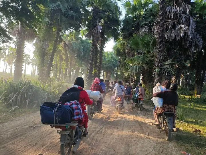(ထွက်ပြေးတိမ်းရှောင်လာသော ပြည်သူများအား တွေ့ရစဥ်။ဓာတ်ပုံ-ချင်းတွင်းမြစ်ကမ်းဘေးကျေးရွာများသပိတ်ကော်မတီ၊ Chaw Suu Hann)
