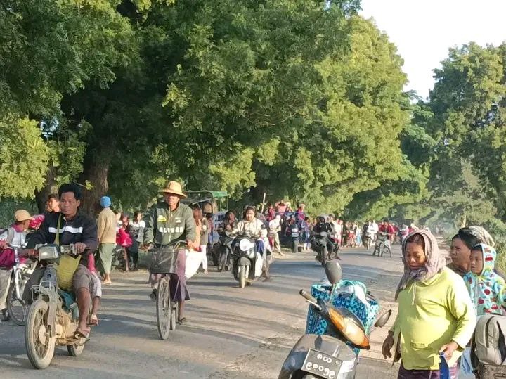 (ထွက်ပြေးတိမ်းရှောင်လာသော ပြည်သူများအား တွေ့ရစဥ်။ဓာတ်ပုံ-ချင်းတွင်းမြစ်ကမ်းဘေးကျေးရွာများသပိတ်ကော်မတီ၊ Chaw Suu Hann)