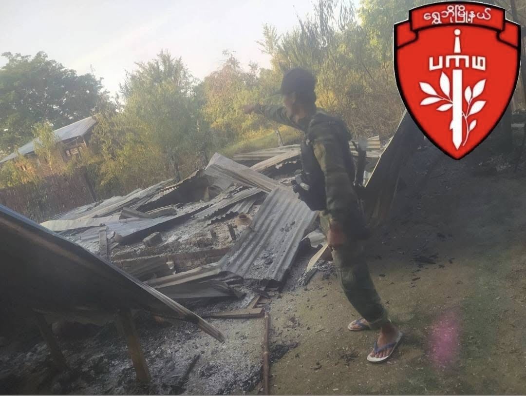 (သပြေသာရွာရှိ စစ်အုပ်စုမီးရှို့သွားသော နေအိမ်များအား တွေ့ရစဥ်။ဓာတ်ပုံ − ရွှေဘို ပကဖ)