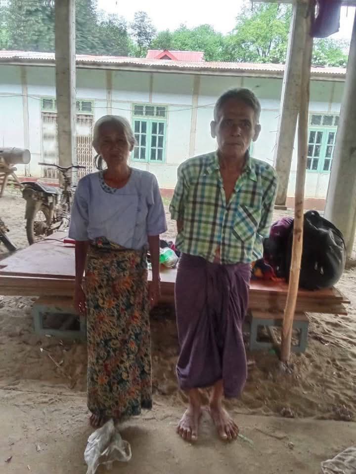 (ထွက်ပြေးလာသော သံဃာတော်များနှင့်ရွာသူရွာသားများအား တွေ့ရစဥ်။ဓာတ်ပုံ − မြိုင် ပကဖ)