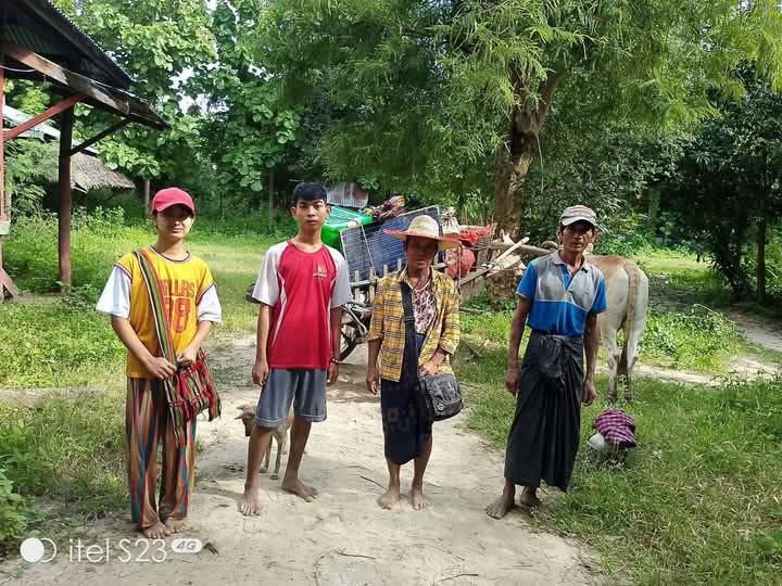 (ထွက်ပြေးလာသော သံဃာတော်များနှင့်ရွာသူရွာသားများအား တွေ့ရစဥ်။ဓာတ်ပုံ − မြိုင် ပကဖ)