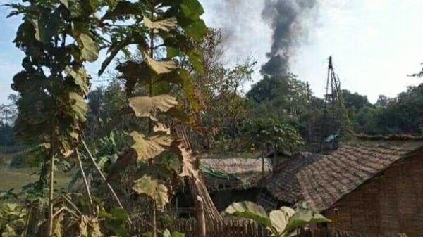 (မြိုင်မြို့နယ် အနောက်ပိုင်းရှိ ရေနံတွင်းများ မီးလောင်နေသည်ကို ၂၀၂၂ ဇန်နဝါရီ ၂၁ ရက်က တွေ့ရစဉ်။ ဓာတ်ပုံ − CJ)