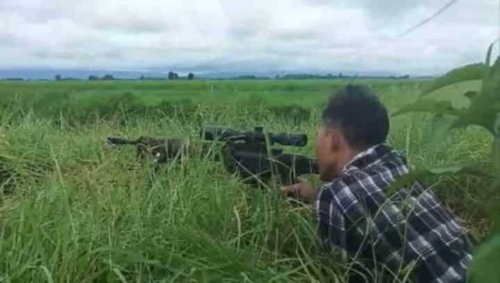 (စစ်ဆင်ရေးတစ်ခုတွင် တွေ့ရသော ဖြူးမြို့နယ်(ပကဖ)မှ ရဲဘော်တစ်ဦး။ ဓာတ်ပုံ − File)