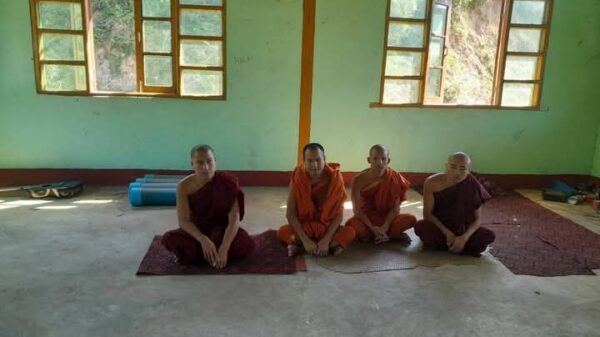 (ထွက်ပြေးလာသော သံဃာတော်များနှင့်ရွာသူရွာသားများအား တွေ့ရစဥ်။ဓာတ်ပုံ − မြိုင် ပကဖ)