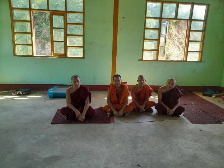 (ထွက်ပြေးလာသော သံဃာတော်များနှင့်ရွာသူရွာသားများအား တွေ့ရစဥ်။ဓာတ်ပုံ − မြိုင် ပကဖ)