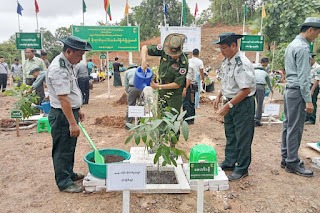 (နပခ တိုင်းဦးစီးမှူး ဗိုလ်မှူးချုပ်ကျော်ကျော်သန်း နှင့် ဇနီးတို့ကိုတွေ့ရစဥ်။ဓါတ်ပုံ − စကစ)