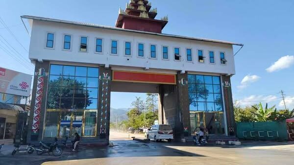 (တရုတ် − မြန်မာနယ်စပ်ရှိ လွယ်ဂျယ်ဂိတ် ယနေ့ဖွင့်လှစ်ပြီးနောက် တွေ့ရစဉ်။ ဓာတ်ပုံ − The Kachin Net)