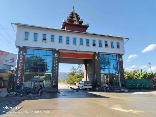 (တရုတ် − မြန်မာနယ်စပ်ရှိ လွယ်ဂျယ်ဂိတ် ယနေ့ဖွင့်လှစ်ပြီးနောက် တွေ့ရစဉ်။ ဓာတ်ပုံ − The Kachin Net)
