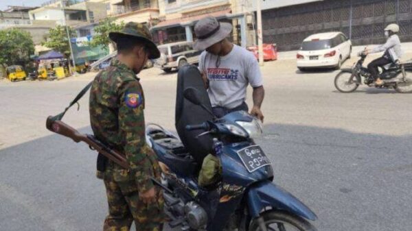 (မုံရွာမြို့ပေါ်တနေရာ၌ စစ်သားတစ်ဦးက ပြည်သူတစ်ဦးအား စစ်ဆေးနေသည်ကို တွေ့ရစဥ်။ဓာတ်ပုံ-CJ)
