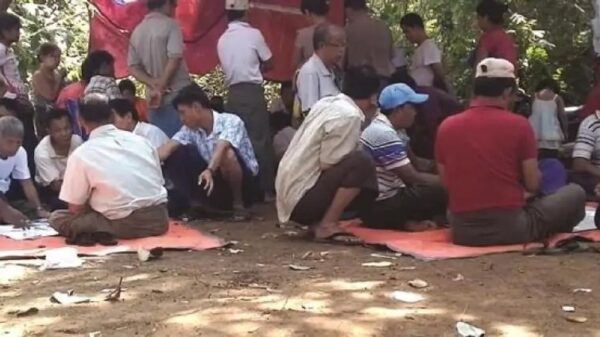 (စစ်တပ်အာဏာသိမ်းပြီးနောက်ပိုင်း နေရာအနှံ့တွင် လောင်းကစားဝိုင်းများ အများအပြားရှိလာသည်။ ဓာတ်ပုံ − CJ)
