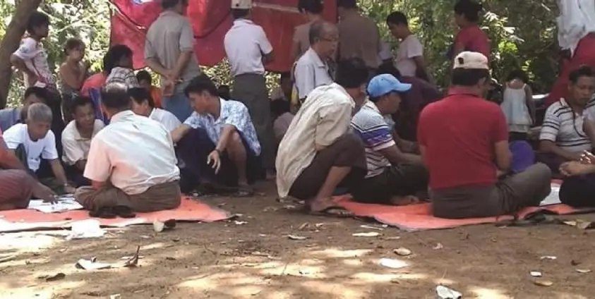 (စစ်တပ်အာဏာသိမ်းပြီးနောက်ပိုင်း နေရာအနှံ့တွင် လောင်းကစားဝိုင်းများ အများအပြားရှိလာသည်။ ဓာတ်ပုံ − CJ)