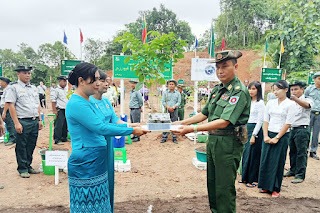 (နပခ တိုင်းဦးစီးမှူး ဗိုလ်မှူးချုပ်ကျော်ကျော်သန်း နှင့် ဇနီးတို့ကို​တွေ့ရစဥ်။ဓါတ်ပုံ − စကစ)