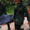 (ရေထဲမျောပါသွားသည့် ဆေးသင်တန်းသား ရဲဘော်တစ်ဦး​၏ ရုပ်အလောင်းတစ်လောင်းကို သယ်ယူလာစဉ်။ဓာတ်ပုံ- Karenni People's Voice)