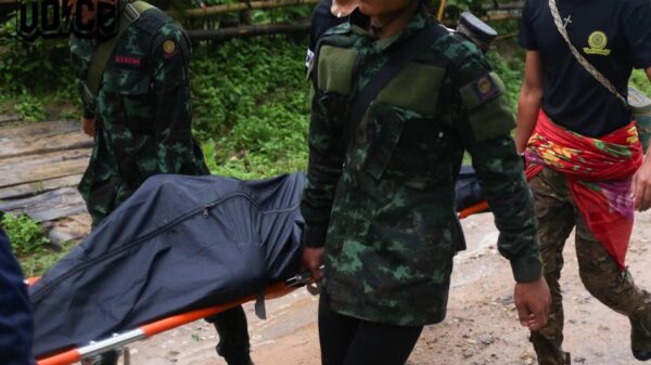 (ရေထဲမျောပါသွားသည့် ဆေးသင်တန်းသား ရဲဘော်တစ်ဦး​၏ ရုပ်အလောင်းတစ်လောင်းကို သယ်ယူလာစဉ်။ဓာတ်ပုံ- Karenni People's Voice)