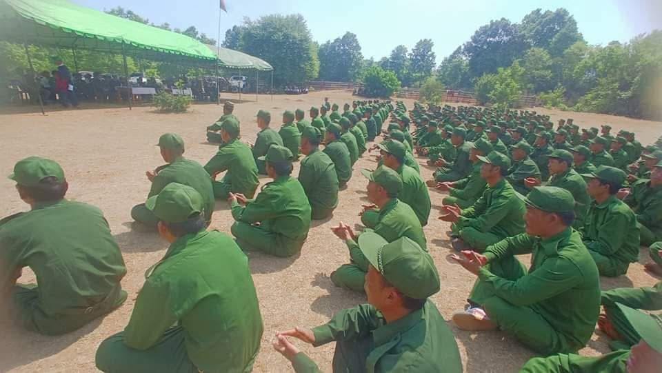 (PNA ပြည်သူ့စစ်သင်တန်းမှ သင်တန်းသားများအား တွေ့ရစဥ်။ ဓာတ်ပုံ − PNA)