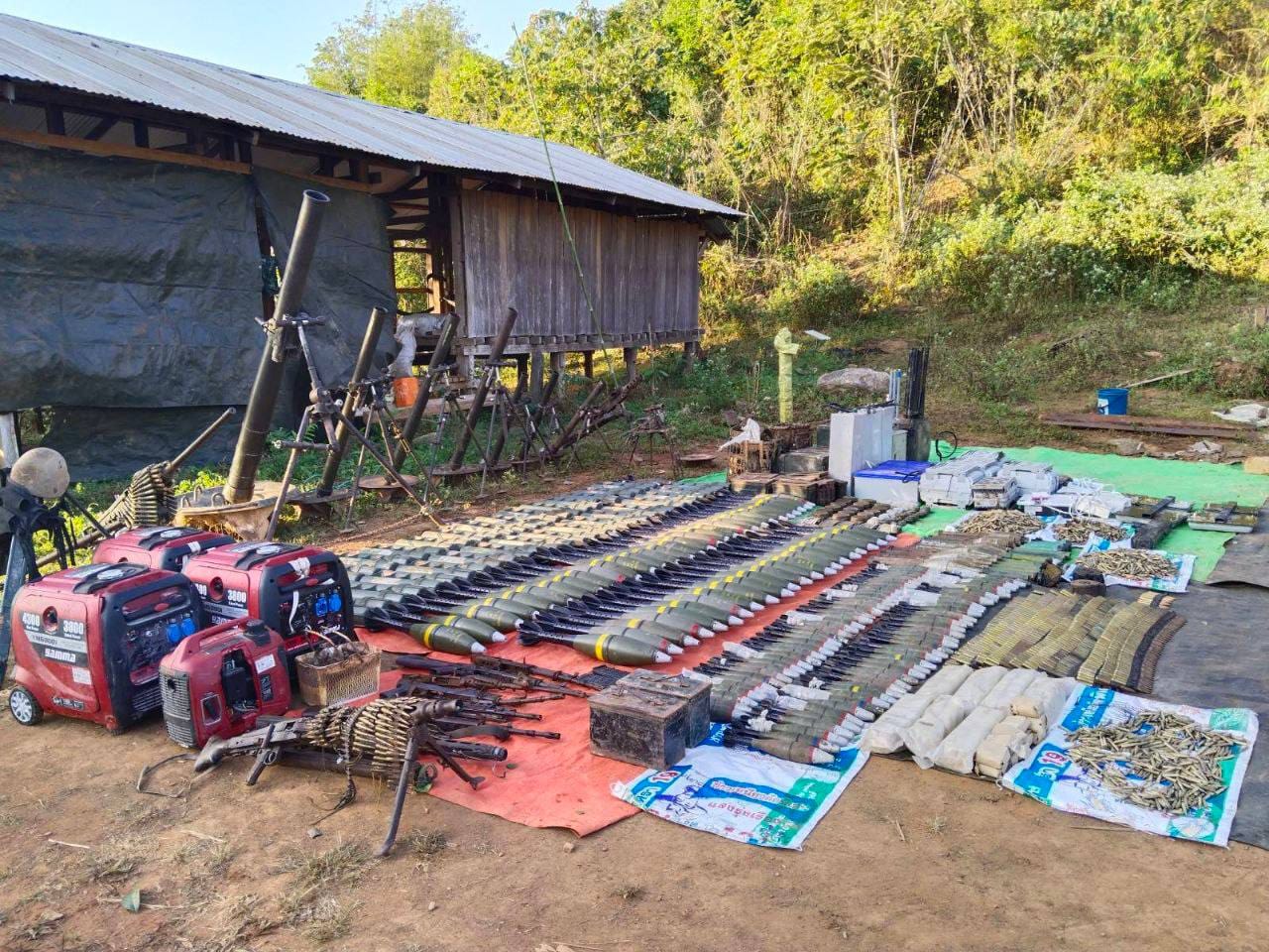 (စစ်တပ်စခန်းမှ သိမ်းဆည်းရရှိသောလက်နက်ခဲယမ်းများ။ဓါတ်ပုံ- BPLA ၊ ရဲဘော်တင်ဦး)