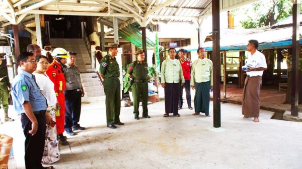(အနောက်ပိုင်းတိုင်းစစ်ဌာနချုပ်(နပခ)၊ တိုင်းဦးစီးချုပ် ဗိုလ်မှူးချုပ် ကျော်ကျော်သန်းနှင့်အဖွဲ့ အား၂၀၂၄ မေလက ငပလီဒေသ၌ တွေ့ရစဉ်။ ဓာတ်ပုံ − စကစ)