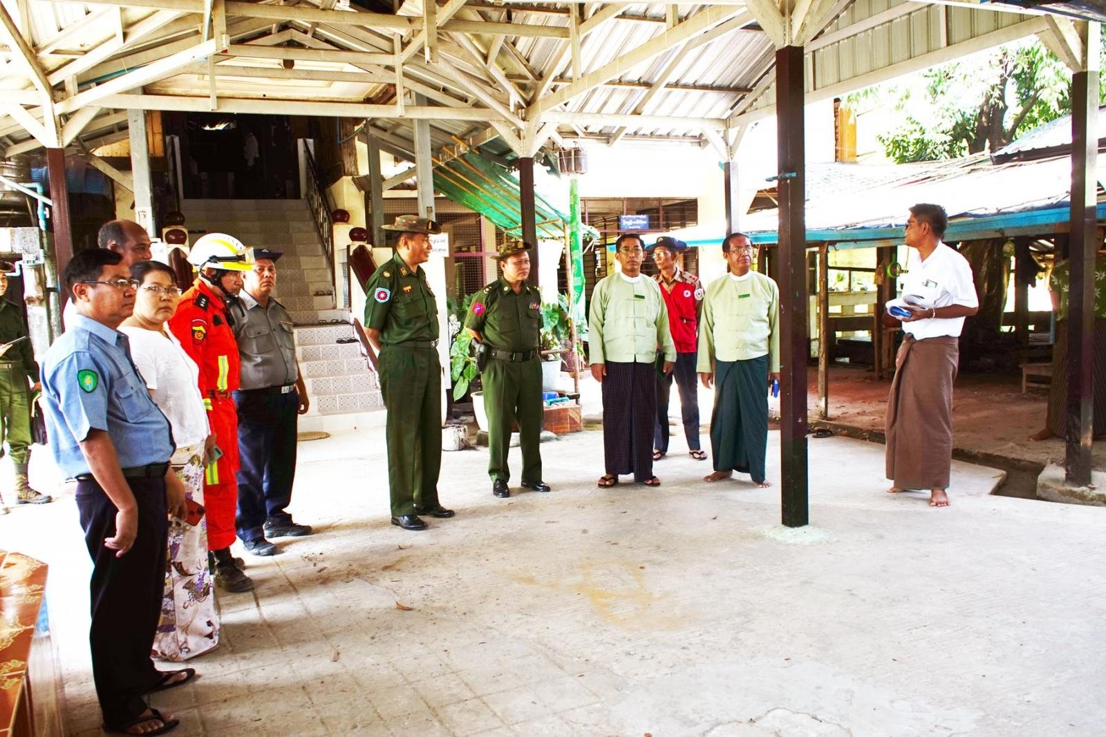 (အနောက်ပိုင်းတိုင်းစစ်ဌာနချုပ်(နပခ)၊ တိုင်းဦးစီးချုပ် ဗိုလ်မှူးချုပ် ကျော်ကျော်သန်းနှင့်အဖွဲ့ အား၂၀၂၄ မေလက ငပလီဒေသ၌ တွေ့ရစဉ်။ ဓာတ်ပုံ − စကစ)