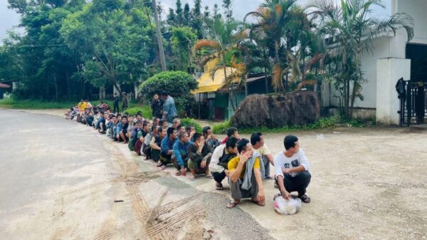 (မိုးကုတ်မြို့တွင် မူးယစ်ဆေးရောင်းဝယ်သုံးစွဲသူများအား TNLAက ဖမ်းဆီးထားစဉ်။ဓာတ်ပုံ − TNLA)