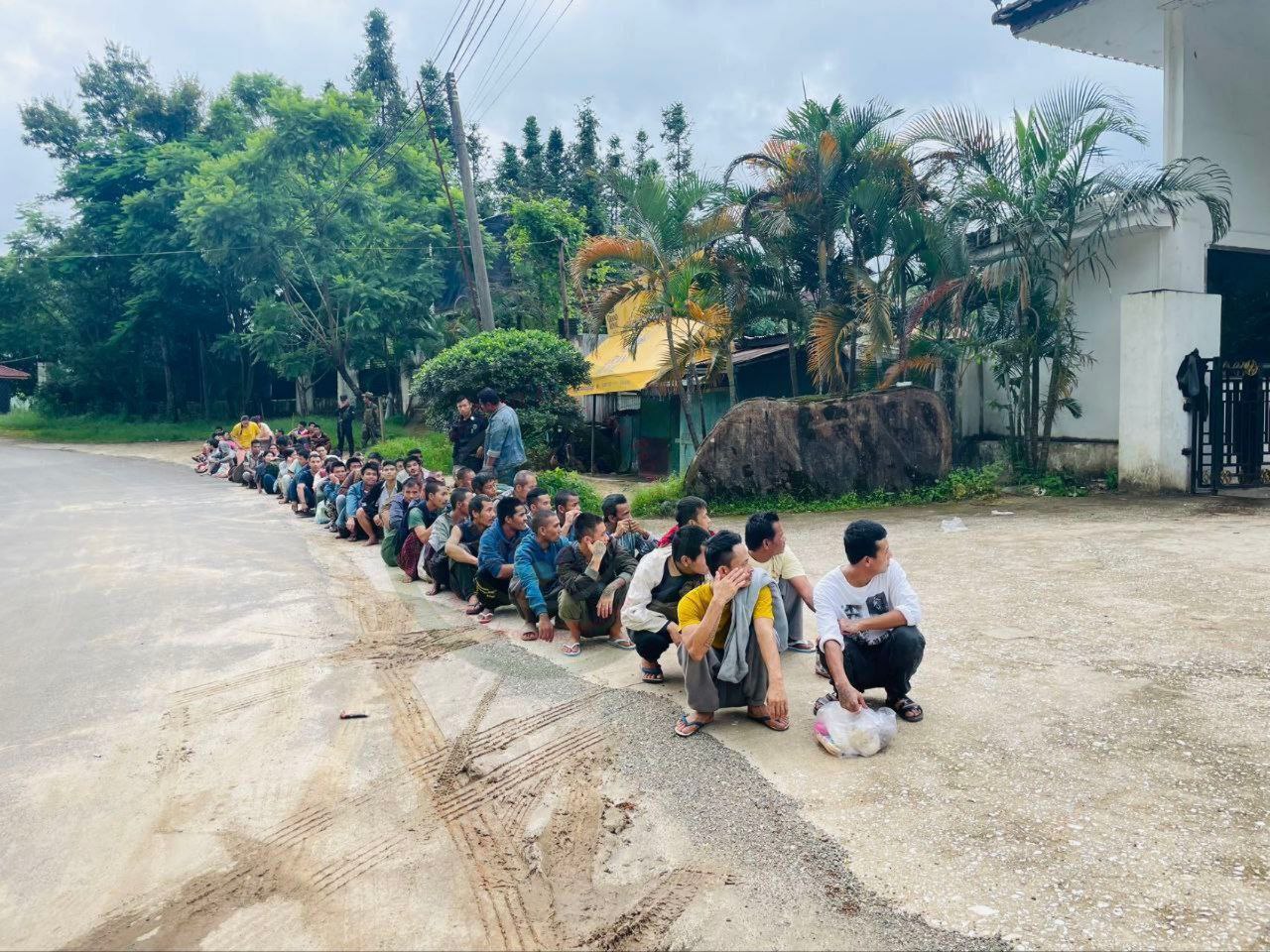 (မိုးကုတ်မြို့တွင် မူးယစ်ဆေးရောင်းဝယ်သုံးစွဲသူများအား TNLAက ဖမ်းဆီးထားစဉ်။ဓာတ်ပုံ − TNLA)