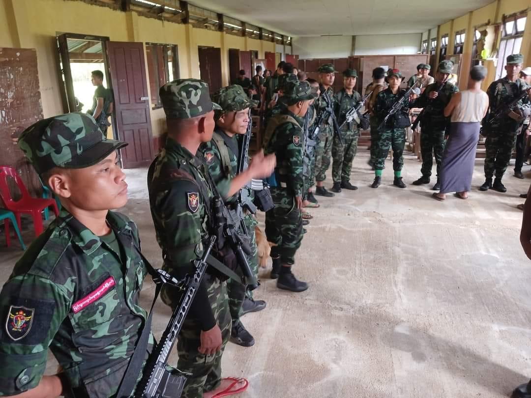 (တနင်္သာရီမြို့နယ်ပြည်သူ့ကာကွယ်ရေးအဖွဲ့မှ ရဲဘော်များအား တွေ့ရစဉ်။ ဓာတ်ပုံ − PDOTD)