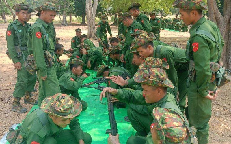 (စစ်မှုထမ်းရန် စုဆောင်းခံရသူများအား မေလအတွင်းက တွေ့ရစဥ်။ ဓာတ်ပုံ - စကစ)