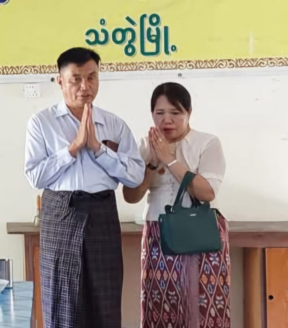 (နပခ တိုင်းဦးစီးမှူး ဗိုလ်မှူးချုပ်ကျော်ကျော်သန်း နှင့် ဇနီးတို့ကိုတွေ့ရစဥ်။ဓါတ်ပုံ − စကစ)