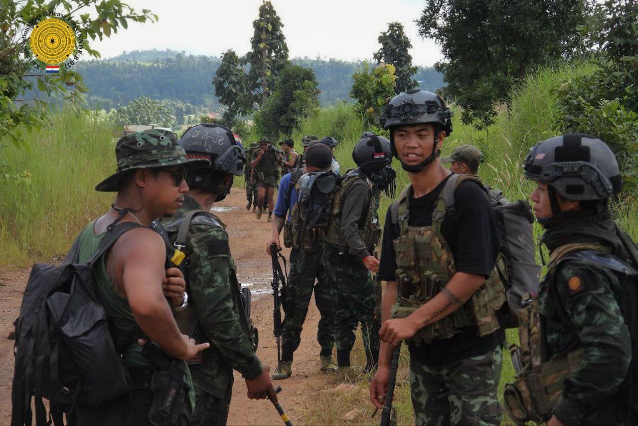 (လွိုင်ကော်မြို့အခြေပြု ကရင်နီအမျိုးသားများကာကွယ်ရေးတပ်(KNDF)တပ်ရင်း −၂ မှ ရဲဘော်များအား တွေ့ရစဥ်။ဓာတ်ပုံ − KNDF BO2)
