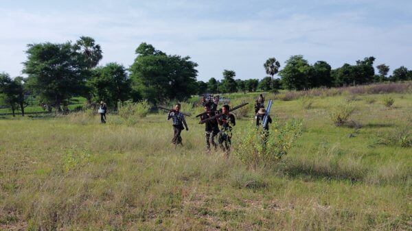 (တာဝေးပစ်ရော့ကတ်များဖြင့် ပစ်ခတ်တိုက်ခိုက်ခဲ့သည့် OBRA ONE Pakokkuတပ်ဖွဲ့မှ ရဲဘော်များအား တွေ့ရစဉ်။ ဓာတ်ပုံ − OBRA ONE Pakokku)