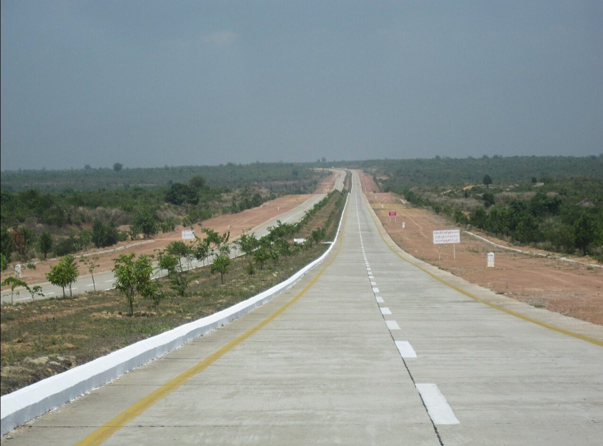 အမြန်လမ်းမကြီးလမ်းပိုင်းတစ်နေရာ (ဓာတ်ပုံ - ဝီကီ)