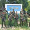 (တွင်းငယ်ကျေးရွာ ဆိုင်းဘုတ်ရှေ့မှာ တွေ့ရတဲ့ PLA ရဲဘော်တွေ။ ဓာတ်ပုံ-PLA)