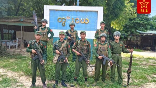 (တွင်းငယ်ကျေးရွာ ဆိုင်းဘုတ်ရှေ့မှာ တွေ့ရတဲ့ PLA ရဲဘော်တွေ။ ဓာတ်ပုံ-PLA)