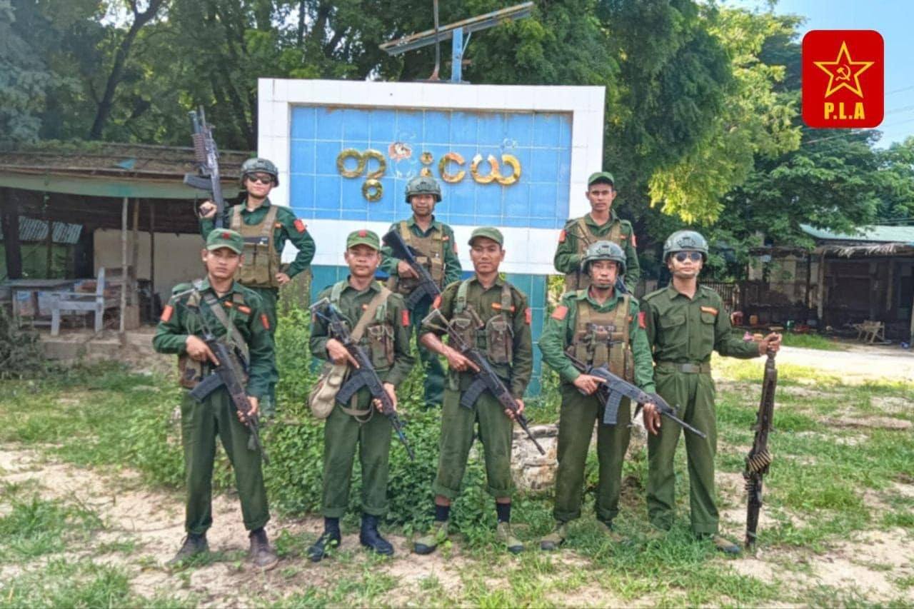 (တွင်းငယ်ကျေးရွာ ဆိုင်းဘုတ်ရှေ့မှာ တွေ့ရတဲ့ PLA ရဲဘော်တွေ။ ဓာတ်ပုံ-PLA)
