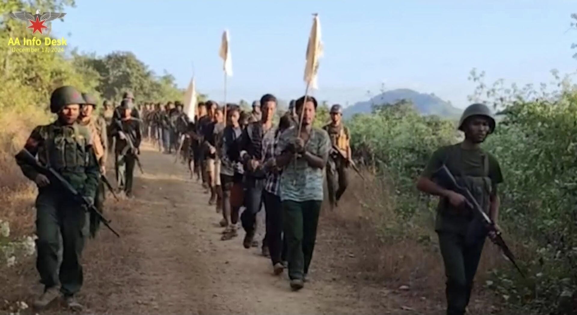 အလံဖြူထောင်လက်နက်ချတဲ့ စစ်သားများ