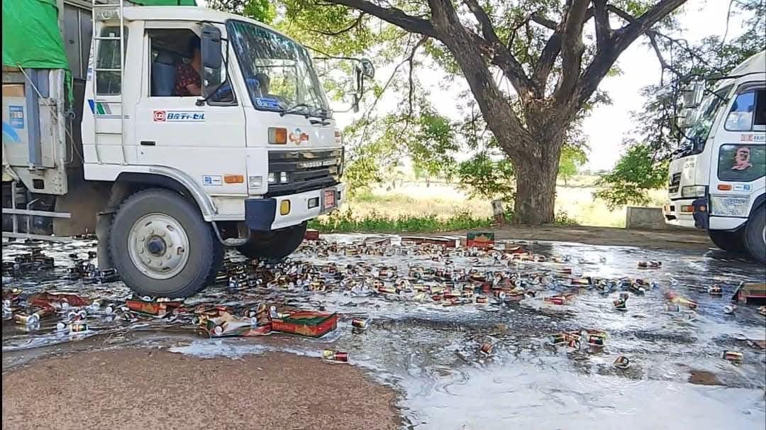 (စစ်တပ်ထုတ်ပစ္စည်းများအားဖျက်ဆီးနေစဥ်။ ဓာတ်ပုံ-ခင်ဦးမြို့နယ် သတင်းမှန်ပြန်ကြားရေး)