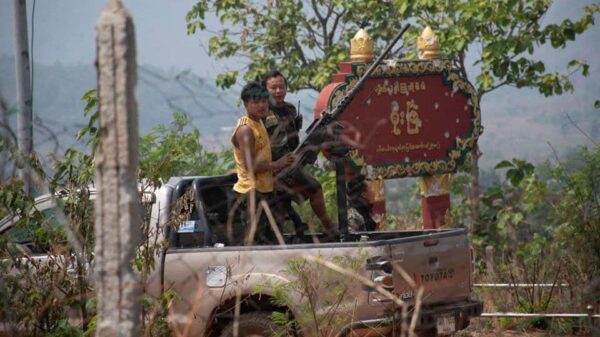 (စစ်ကောင်စီနှင့် ပအိုဝ်းပြည်သူ့စစ်၏ ထိုးစစ်ကို ခုခံနေသည့် မိုးဗြဲ ပြည်သူ့ကာကွယ်ရေးတပ်ဖွဲ့ဝင်များကို တွေ့ရစဥ်။ ဓာတ်ပုံ - MBPDF)