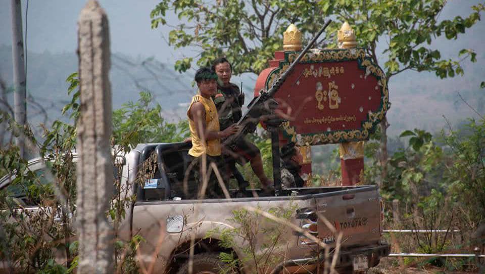 (စစ်ကောင်စီနှင့် ပအိုဝ်းပြည်သူ့စစ်၏ ထိုးစစ်ကို ခုခံနေသည့် မိုးဗြဲ ပြည်သူ့ကာကွယ်ရေးတပ်ဖွဲ့ဝင်များကို တွေ့ရစဥ်။ ဓာတ်ပုံ - MBPDF)
