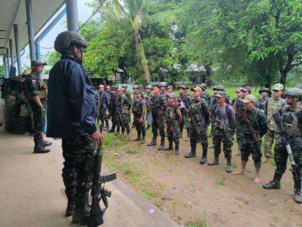 (အမှတ်(၂)စစ်ဒေသခွဲ၊ မီးနဂါးစစ်ကြောင်းမှ ရဲဘော်အချို့အားတွေ့ရစဥ်၊ ဓာတ်ပုံ − မီးနဂါးစစ်ကြောင်း)