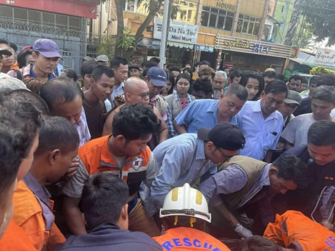 ယာဉ်တိုက်မှုဖြစ်ပြီးနောက် တွေ့ရစဉ်၊ ဓာတ်ပုံ − H RESCUE အရေးပေါ်ကယ်ဆယ်ရေးအဖွဲ့