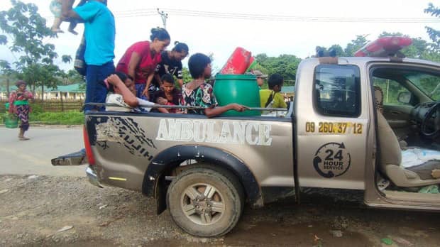 (ဧရာ၀တီတိုင်းသို့သွားမည့် ဂွမြို့နယ် သဗြုဂျိုင်ကျေးရွာမှ စစ်ဘေးဒုက္ခသည်များအား ၂၀၂၄ ဩဂုတ် ၈ ရက်က တွေ့ရစဉ်။ဓာတ်ပုံ - CJ)