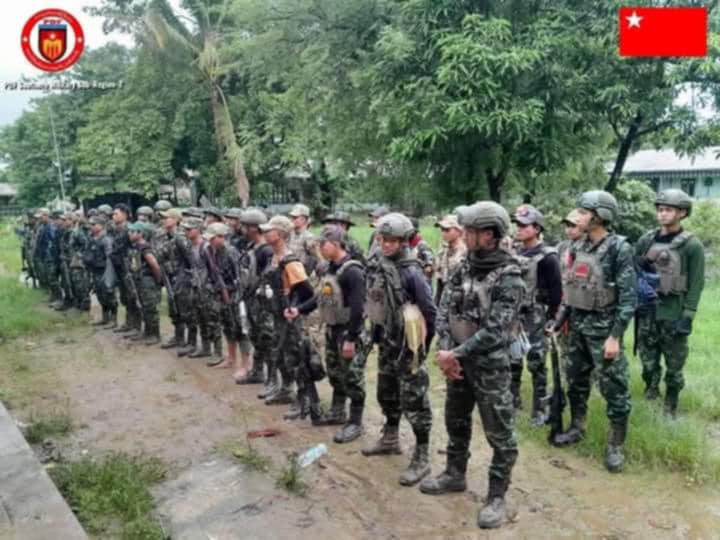 (စစ်ကောင်စီတပ်ထံမှ သိမ်းဆည်းရရှိသော လက်နက်ခဲယမ်းများနှင့် တပ်ရင်း ၃၇၀၃မှ ရဲဘော် အချို့ကို တွေ့ရစဥ်။ ဓာတ်ပုံ - အမှတ်(၂) စစ်ဒေသခွဲ)