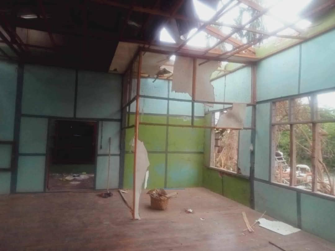 (စစ်ကောင်စီအမြောက်တပ်ပစ်ခတ်၍ ကလေးမြို့နေအိမ်များ ထိမှန်ပျက်စီးနေသည်ကို တွေ့ရစဉ်။ ဓာတ်ပုံ - CJ)