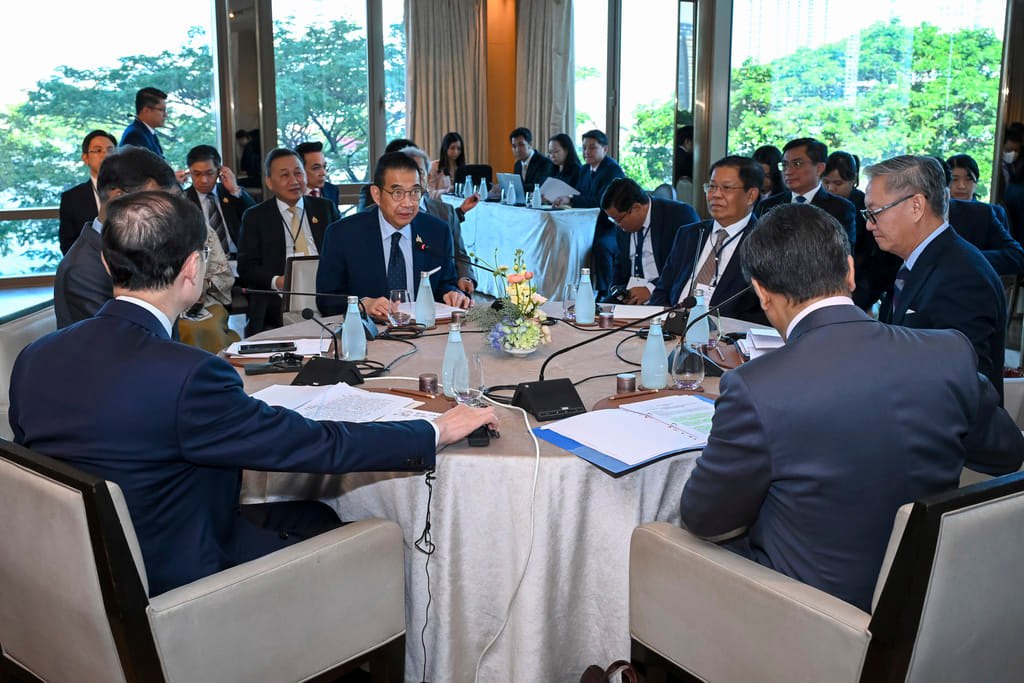 (ဘန်​ကောက်မြို့မှာပြုလုပ်တဲ့ အိမ်နီးချင်း ၆ နိူင်ငံအစည်းအ​ဝေးကို ဒီဇင်ဘာ၁၉ ရက်ကပြုလုပ်စဥ်။ဓါတ်ပုံ-AP)